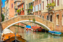 Adorable pont sur un canal Vénitien