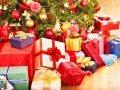 Paquets cadeaux sous le sapin de Noël