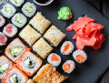 Sushi servis sur une pierre noire