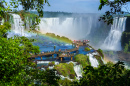 Touristes aux chutes d'Iguazu