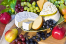 Plateau de fromages avec du raisin et des poires