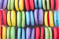 Macarons français colorés