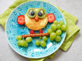 Une crèpe hibou avec des fruits