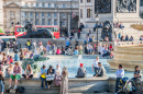 Crowded Trafalgar Square, Londres