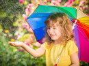Une enfant heureuse sous la pluie