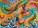 Dragon sur les murs d'un temple en Thaïlande