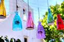 Des lampes en bouteilles d'eau colorées