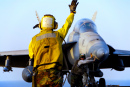 Marin de l'US navy dirigeant un F-18 Hornet