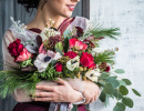 Une femme et un bouquet de fleurs