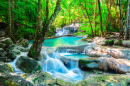 Magnifique cascade dans la jungle Thaï