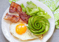 Oeufs sur le plat, bacon et avocat