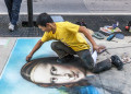 Un artiste de rue dessinant Mona Lisa