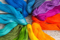 Fil à coudre colorés