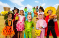 Des enfants en costumes d'Halloween