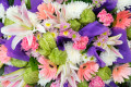 Montage floral avec des lilas