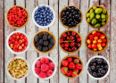 Variété de fruits rouges et de baies