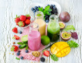 Smoothies de baies et de fruits