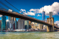 Le pont de Brooklyn et Manhattan à l'horizon