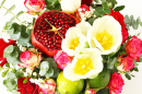 Bouquet avec des fruits et des fleurs