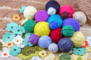 Pelotes de laine avec des fleurs au crochet