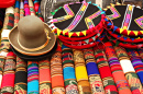 Tissus colorés au marché, Pérou