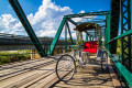Tricycle sur un pont en bois