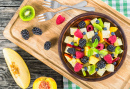 Salade d'été avec des fruits et des baies