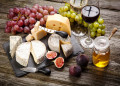 Assortiment de fromages et de fruits