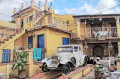 Voiture ancienne dans une cour, Trinidad, Cuba