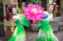 Des jeunes Chinoises dans des robes traditionnelles