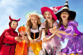 Des enfants dans des costumes pour Halloween