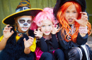 Petites filles en costumesi d'Halloween