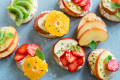 Sandwiches de fruits avec de la ricotta