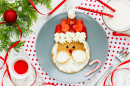 Crèpes de Noël avec des fraises et de la crème fraîche