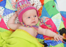 Bébé portant un chapeau péruvien