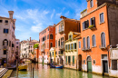 Près d'un canal avec des gondoles à Venise