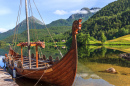 Réplique de bateau viking dans un paysage norvégien