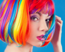 Une femme portant une perruque colorée