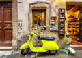 Une Vespa jaune citron, Pitigliano, Italie
