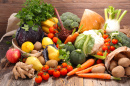 Fruits et légumes crus assortis