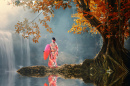 Une jeune femme en Kimono près d'une cascade