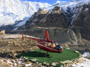 Hélicoptère de secouristes dans les montagnes de l'Himalaya