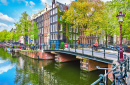 Pont au -dessus d'un canal à Amsterdam
