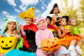 Enfants en costume colorés pour Halloween