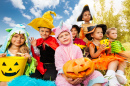 Enfants en costume colorés pour Halloween
