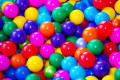 Boules en plastique colorées