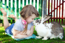 Une petite fille et un lapin
