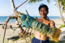 Pêcheur montrant un homard géant, Malaisie