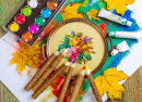 Crayons, peintures et broderies