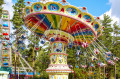 Carrousel à chaînes dans un parc d'attractions